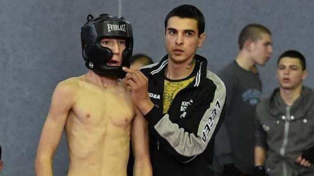 Млад ММА боец продава свой медал, за да помогне на болно дете