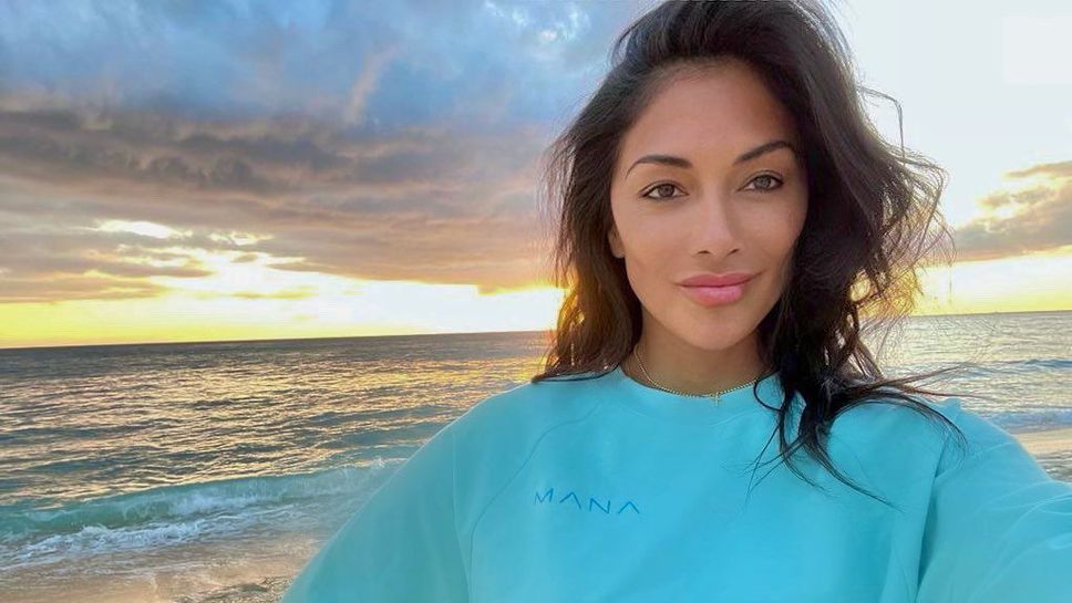 Бившата на Гришо обра точките в ефектна мини рокля