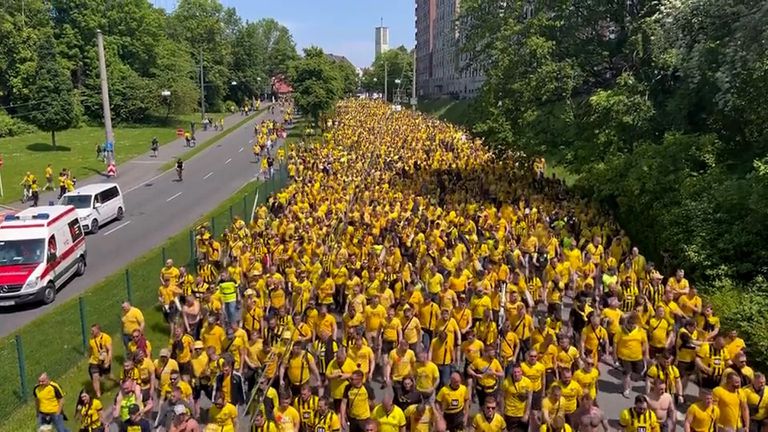 Хиляди фенове на Борусия (Д) се запътиха към "Сигнал Идуна Парк" в очакване на титла