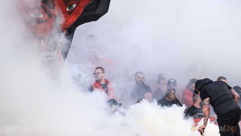 Мощни димки запалиха феновете в сектор Г на стадион Българска