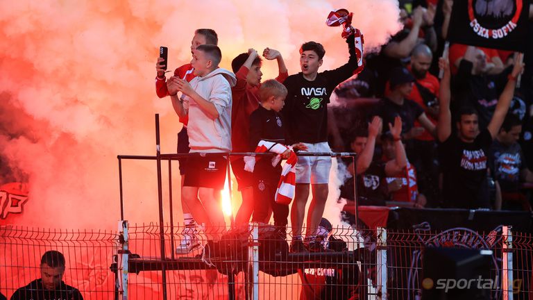 Ултрасите от сектор Г направиха забележителна факлеада в началото на