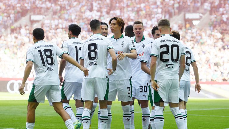 Борусия Мьонхенгладбах спечели с 2 0 в домакинството си на Аугсбург