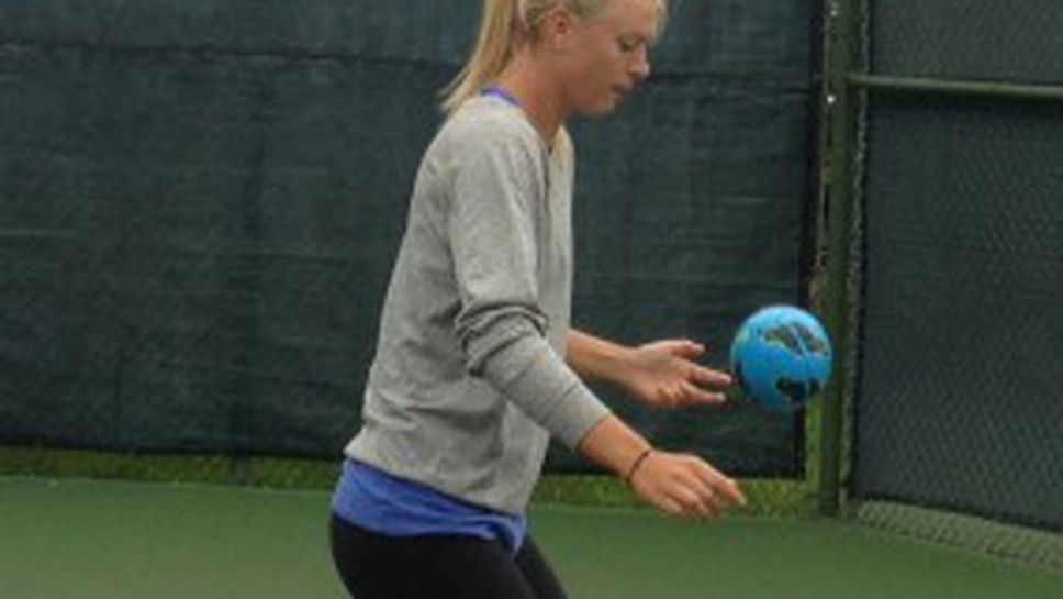 Шарапова работи върху футболните си умения