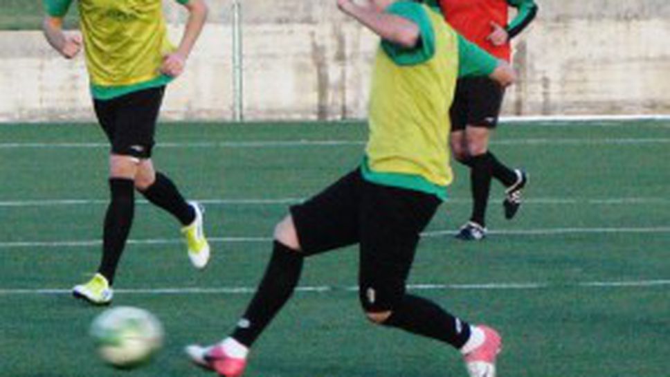 Нефтохимик взе двама младоци