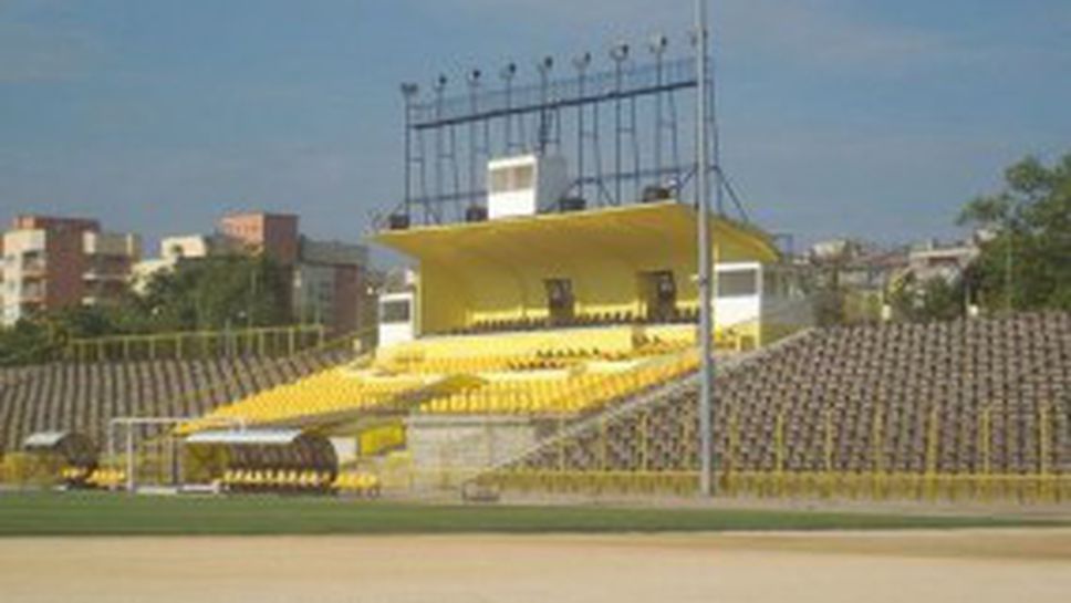 Апаши тръгнаха да режат стадиона на Ботев (Пд)