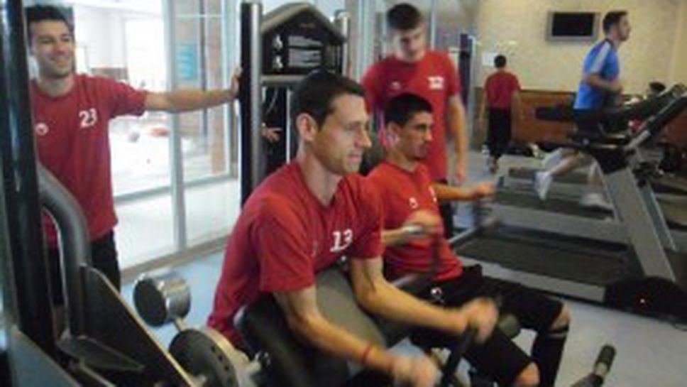 Дъждът вкара "смърфовете" във фитнеса