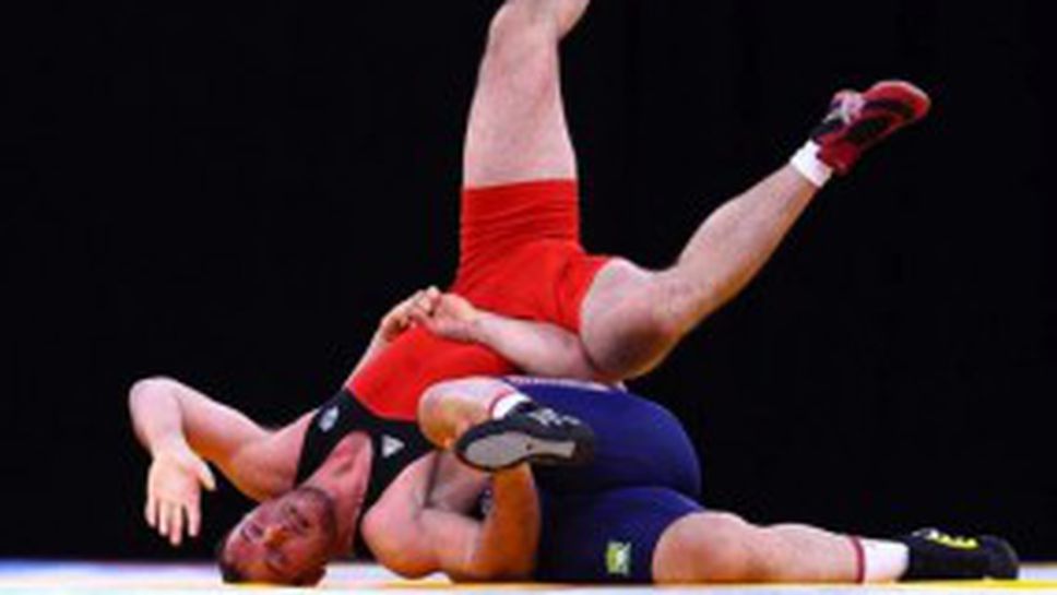 Борбата стигна до Обама