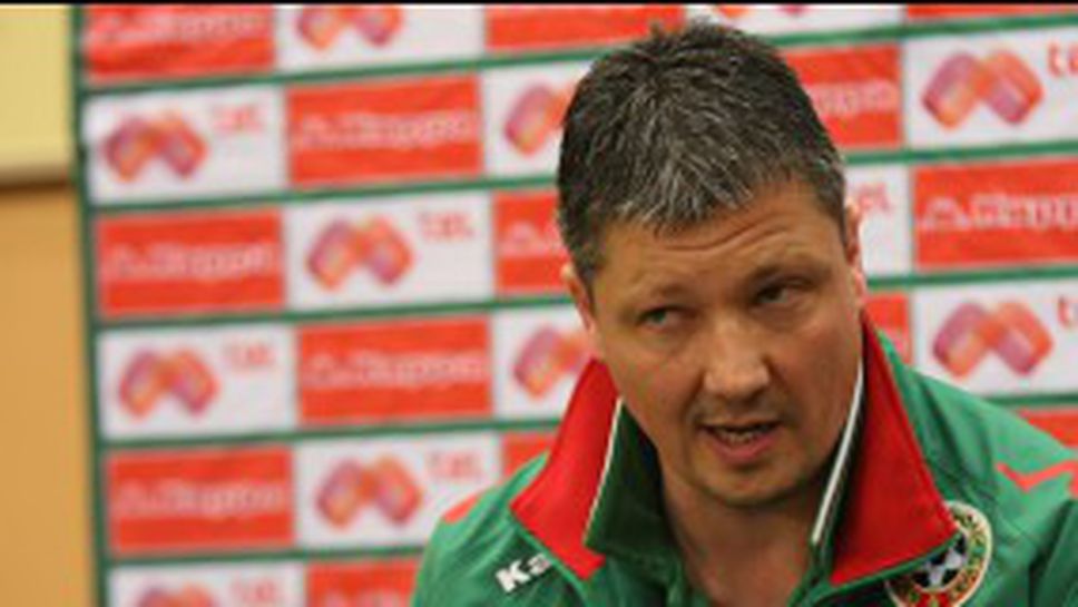 Любо Пенев като Моуриньо - мести се и се кара на журналисти (видео)