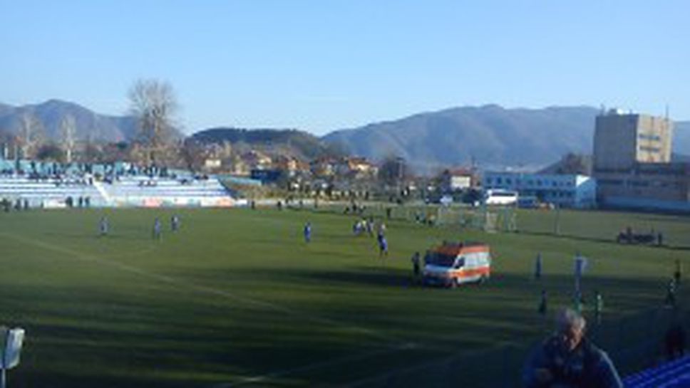 БГ Куриоз: Линейка закъса на терена - играчи я бутат по време на мач от "Б" група (видео)