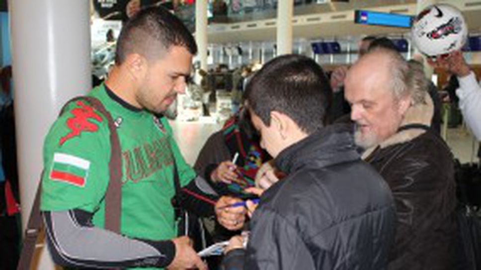 Фенове и ловци на автографи посрещнаха “трикольорите” в Копенхаген (галерия)