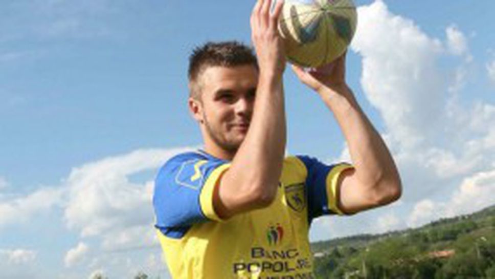 Ради Кирилов с разтежение и напукана костица