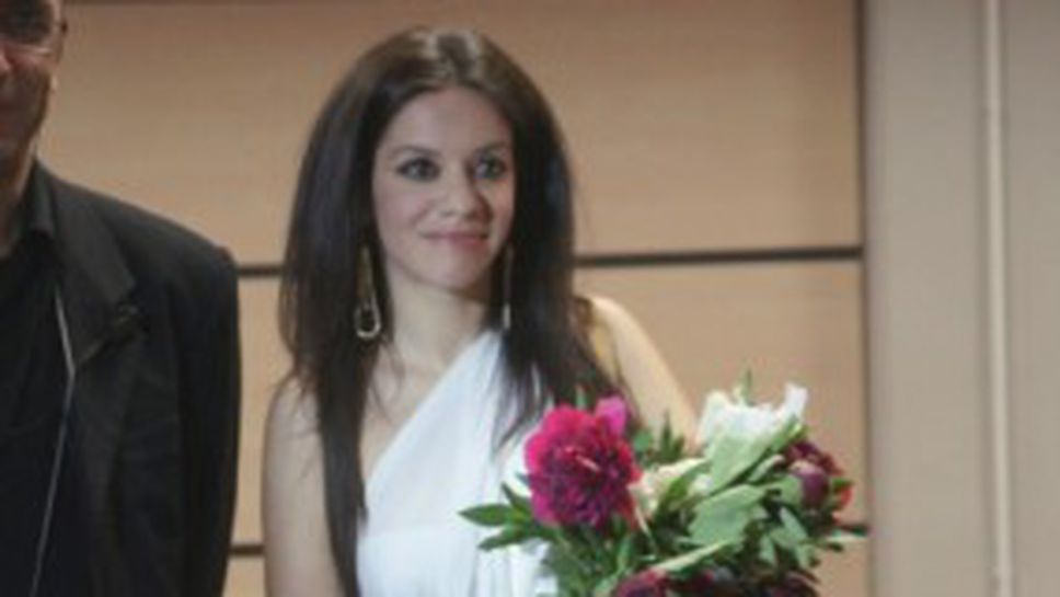 Елица подари цветя на Радо Стойчев и пожела успех