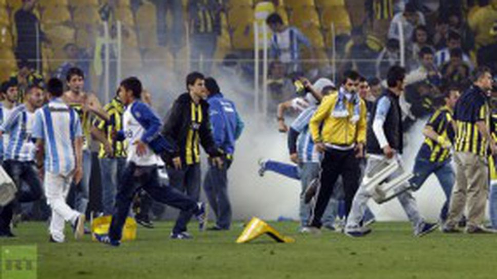 Феновете на Фенербахче в жестоки сблъсъци след загубата на титлата