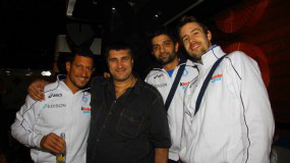 Волейболистите на Германия и Италия купонясват заедно в столичен клуб