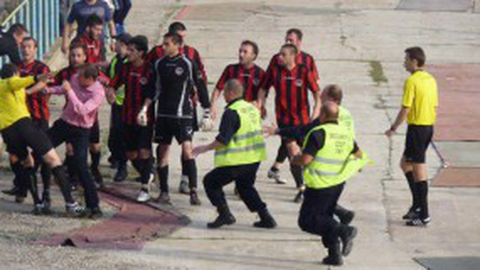 Ето как набиха съдията на Спартак (Пл) - Локо (Мз) (снимки)