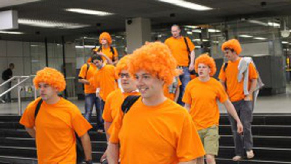 Холандски фенове около „трикольорите” на летището в Амстердам