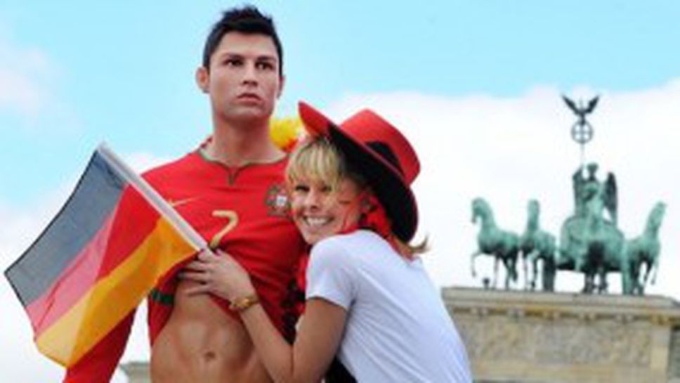 Германски фенки прегръщат и целуват Роналдо