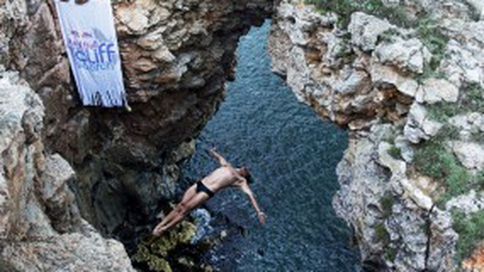 Скок в скална пещера край Тюленово