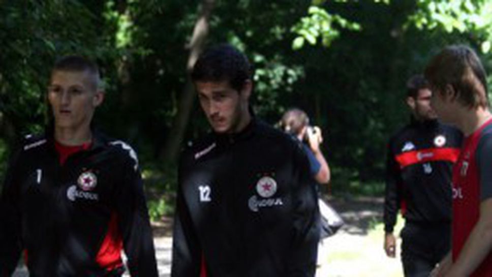 ЦСКА тренира само 45 минути - заниманието бе закрито