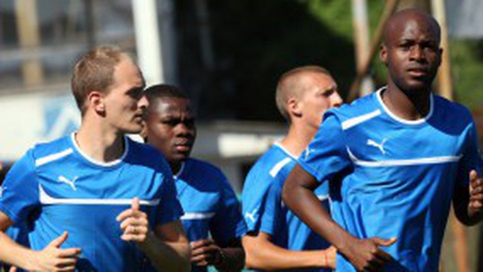 Всички без Базил де Карвальо на линия в Левски