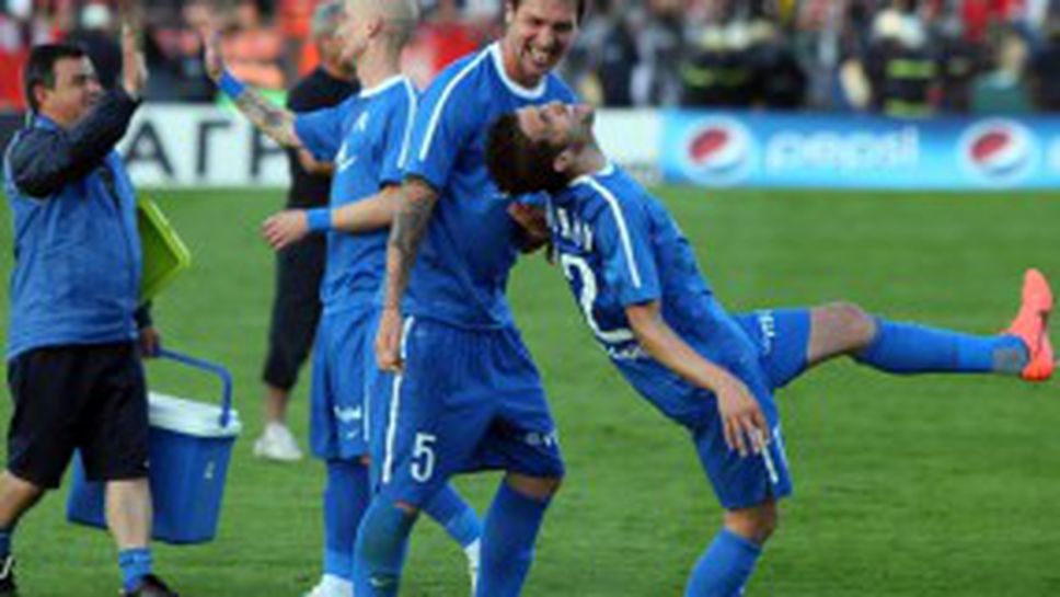 Левски подари старите си екипи на аматьори