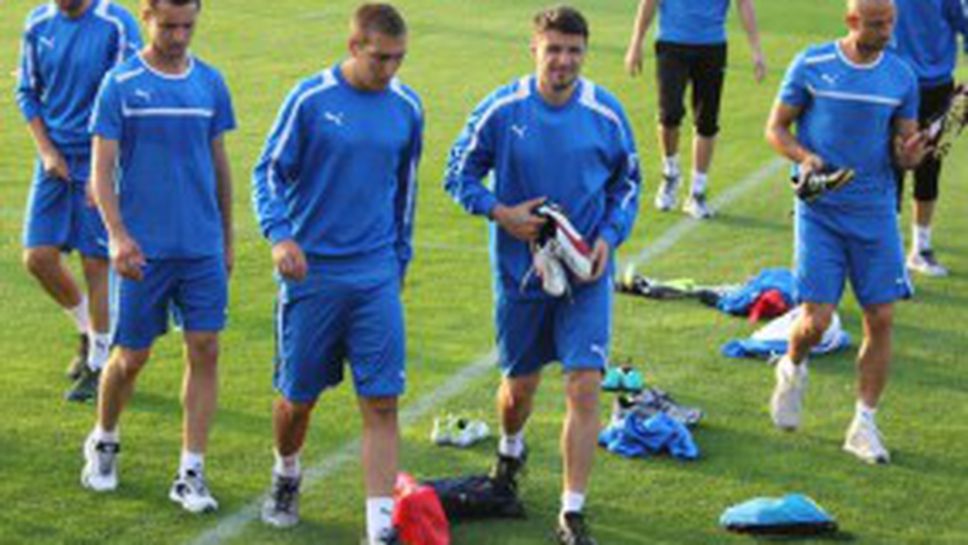 Левски с първа тренировка в Австрия, инцидент забави "сините" (снимки+видео)