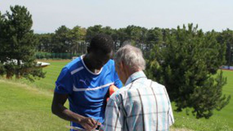 Колекционер взе автографи от всички в Левски