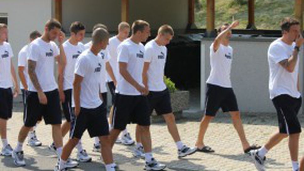 Левски смени тренировка с разходка (снимки)