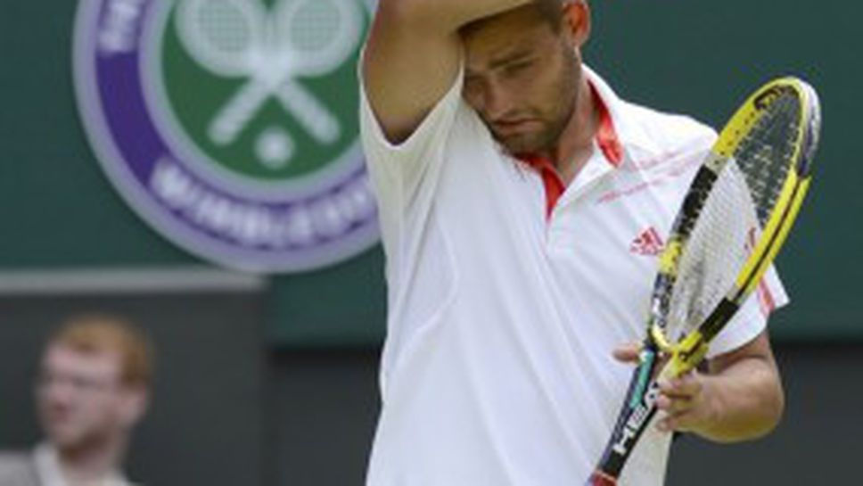 Южни моли за помощ по време на мача с Федерер