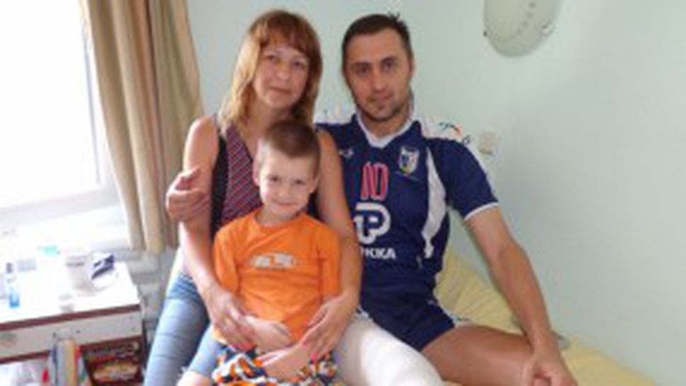 Петьо Узунов се изправи и проходи!