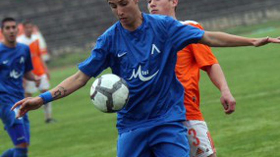 Талант на Левски подписа за три години със "сините"