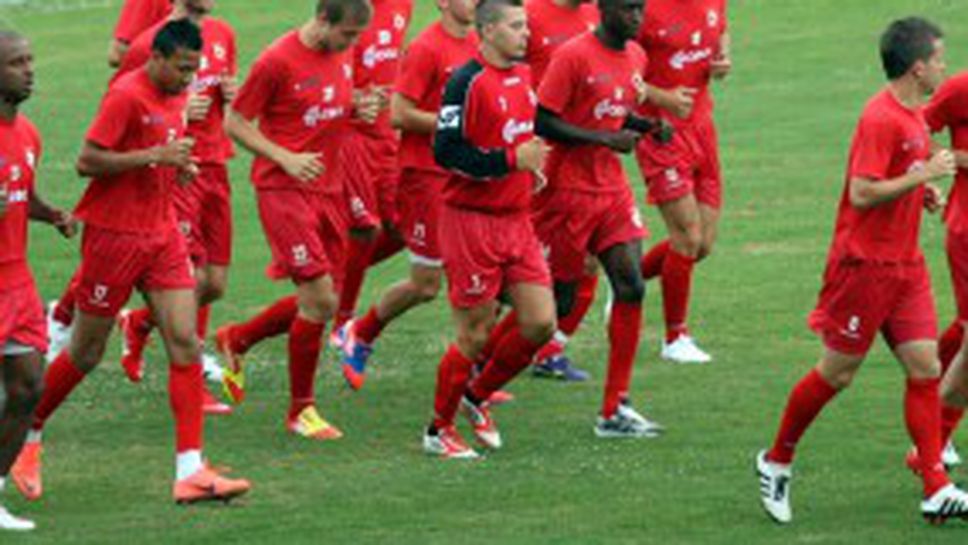 25 футболисти тренират с ЦСКА, едва 15 могат да играят утре