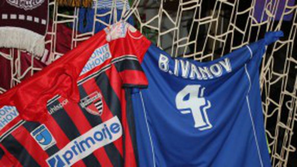 Фланелката на Легендата седи до стадион „Кошево”