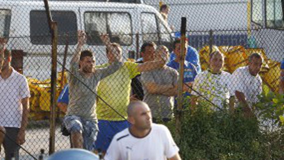 "Сините" фенове пак обсадиха "Герена" и псуват играчите (видео+галерия)