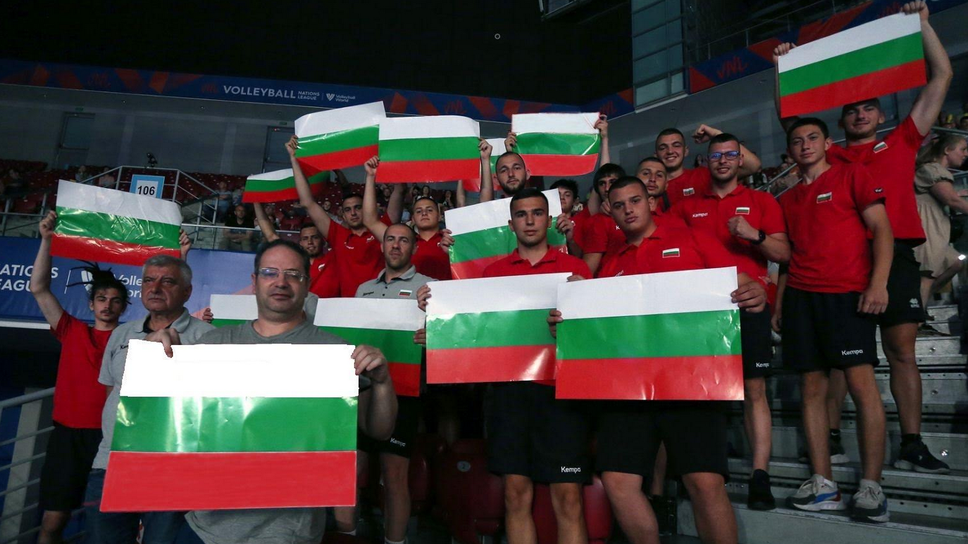Хандбалните ни национали до 20 години подкрепиха волейболистите на мача с Бразилия