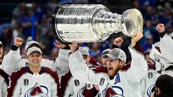 Колорадо вдигна трофея в НХЛ за трети път