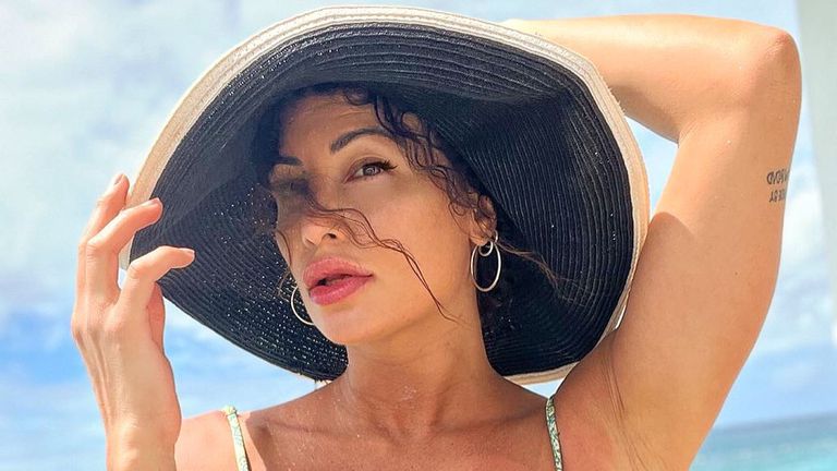 Едрогърдата брюнетка замени нашия футболист с Матео Алесандрони който е