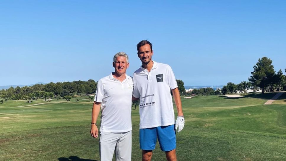 Медведев замени тениса с голф в компанията на Бастиан Швайнщайгер