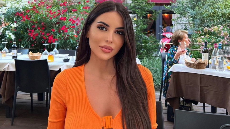 Музата на Мбапе акцентира върху пищния си бюст