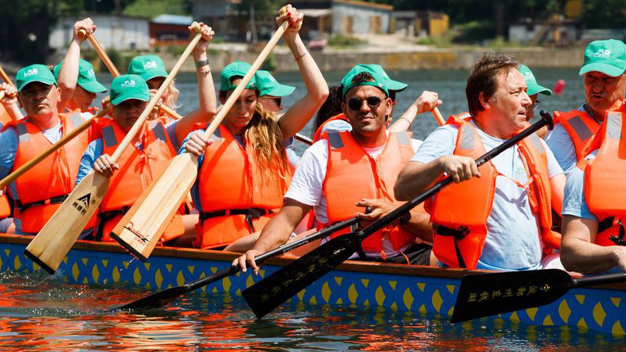 Участниците във "Фестивал на Драконовите лодки" кипят от ентузиазъм и амбиция