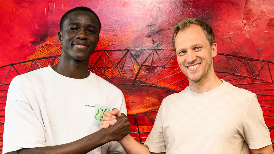 Байер (Л) взе защитник от Швеция