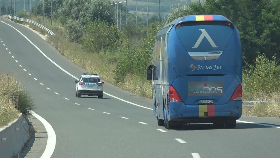 Полицейски ескорт за Левски по пътя към Солун