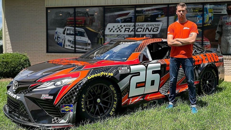 Даниил Квят стартира в НАСКАР