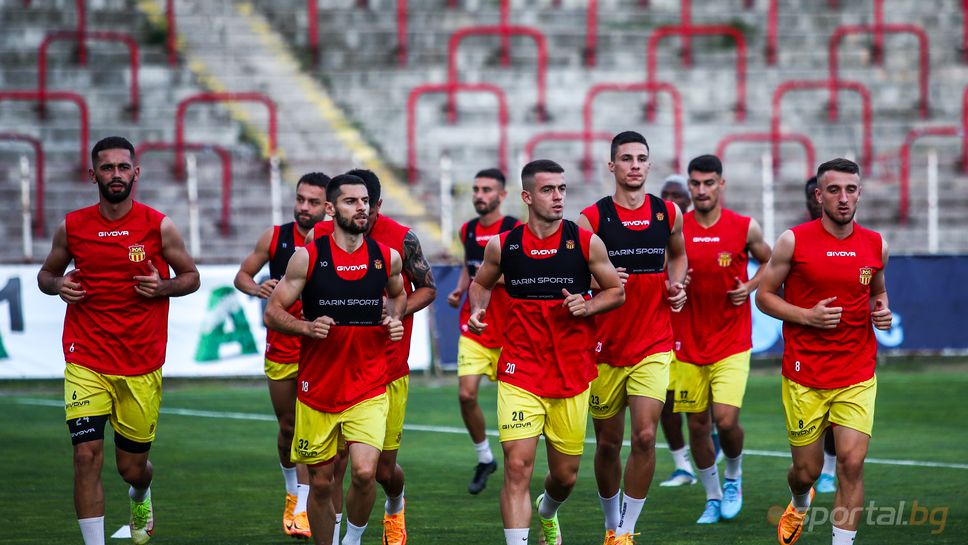 Футболистите на Македония (Гьорче Петров) тренираха с пределна амбиция на "Армията"