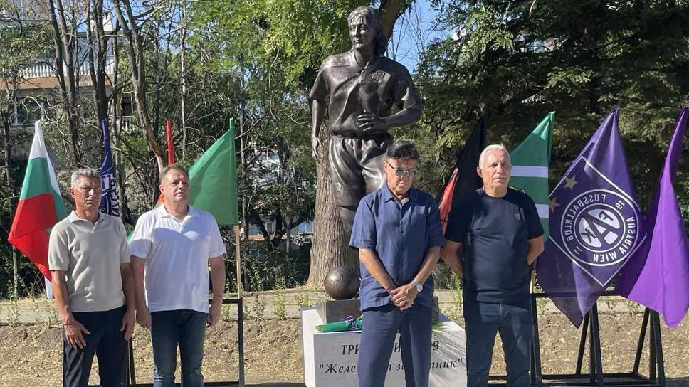 Издигнаха паметник на големия Трифон Иванов