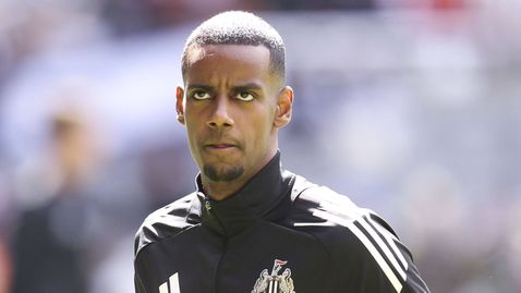  Нюкасъл чака оферта от Ливърпул за Исак 