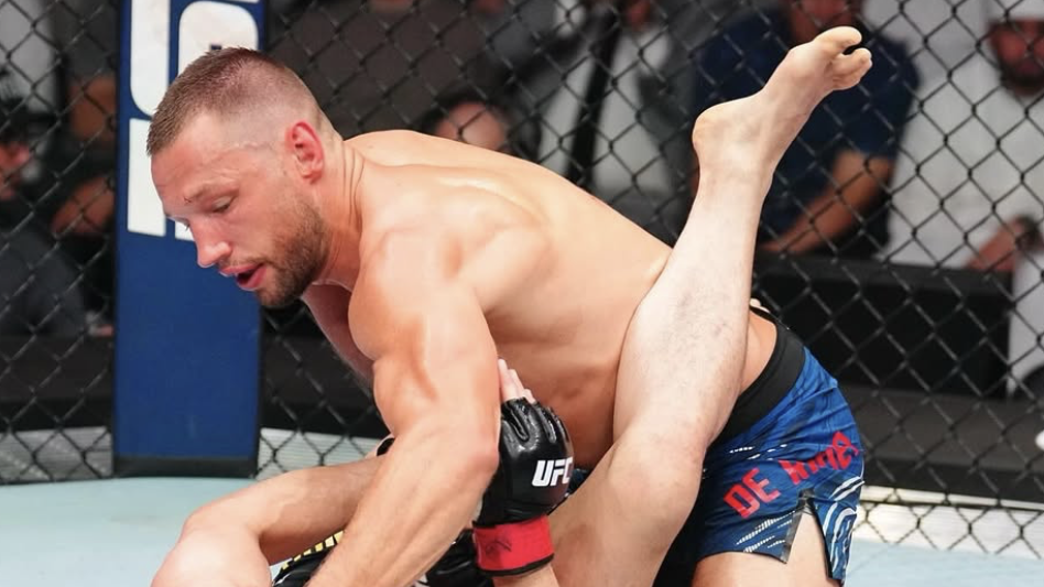 Де Ридер излъга Робърт Уитакър в главната битка на UFC Абу Даби