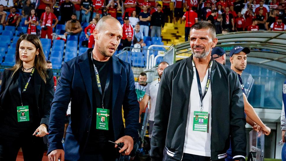 Вальо Илиев гледа до скамейката на ЦСКА