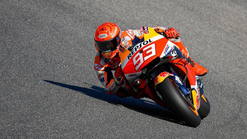 Маркес най-бърз в първата тренировка на „Силвърстоун“ преди зловещо падане с 250 км/ч