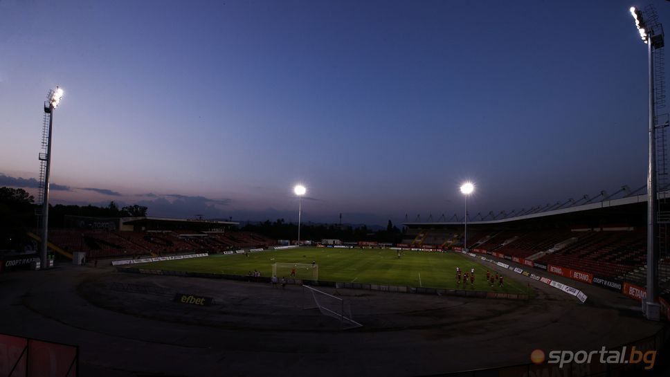 Стадион "Локомотив" "грейна" за двубоя със Спартак (Варна)